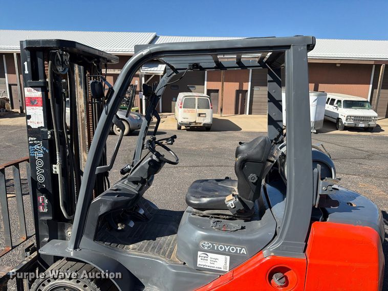 image for item EA0557 Toyota 8FGU25 forklift