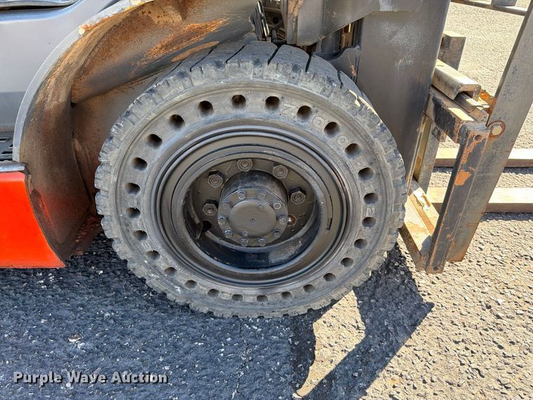 image for item EA0557 Toyota 8FGU25 forklift