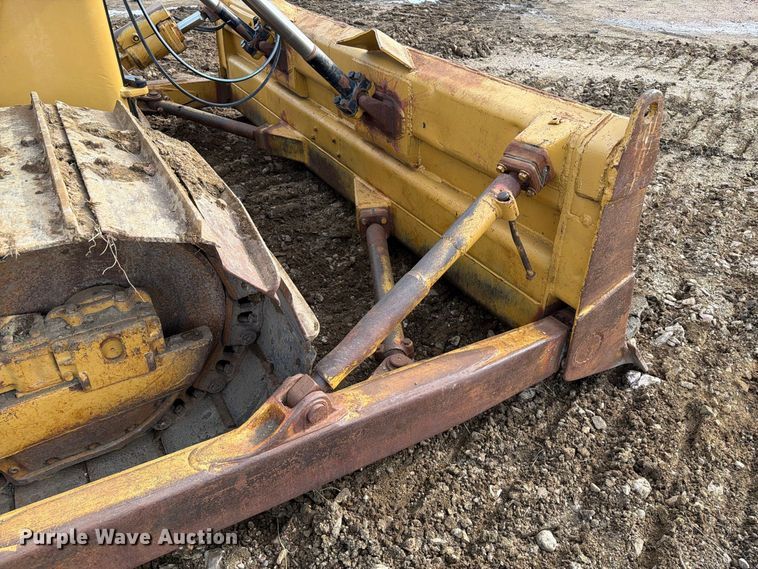image for item EA0565 1984 Caterpillar D6D LGP dozer