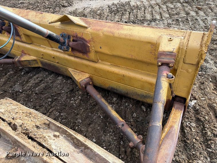image for item EA0565 1984 Caterpillar D6D LGP dozer