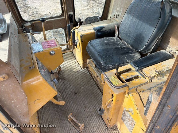 image for item EA0565 1984 Caterpillar D6D LGP dozer