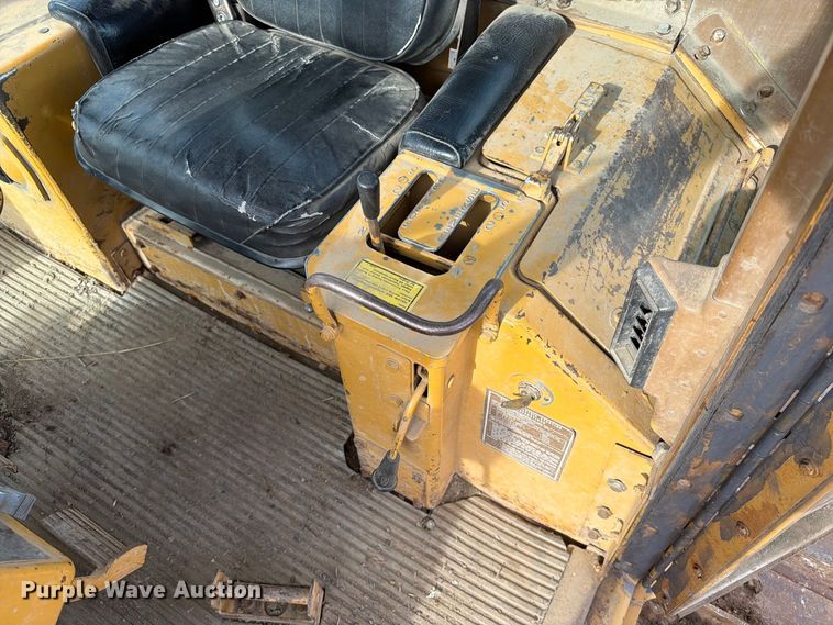 image for item EA0565 1984 Caterpillar D6D LGP dozer
