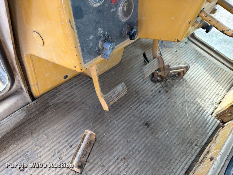 image for item EA0565 1984 Caterpillar D6D LGP dozer