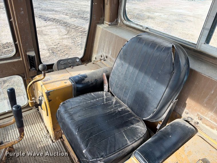 image for item EA0565 1984 Caterpillar D6D LGP dozer