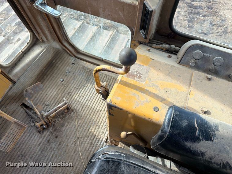 image for item EA0565 1984 Caterpillar D6D LGP dozer