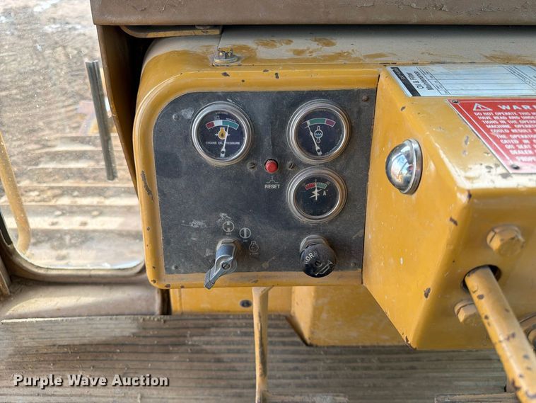image for item EA0565 1984 Caterpillar D6D LGP dozer