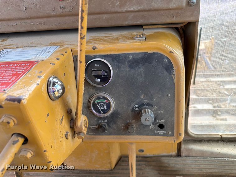 image for item EA0565 1984 Caterpillar D6D LGP dozer