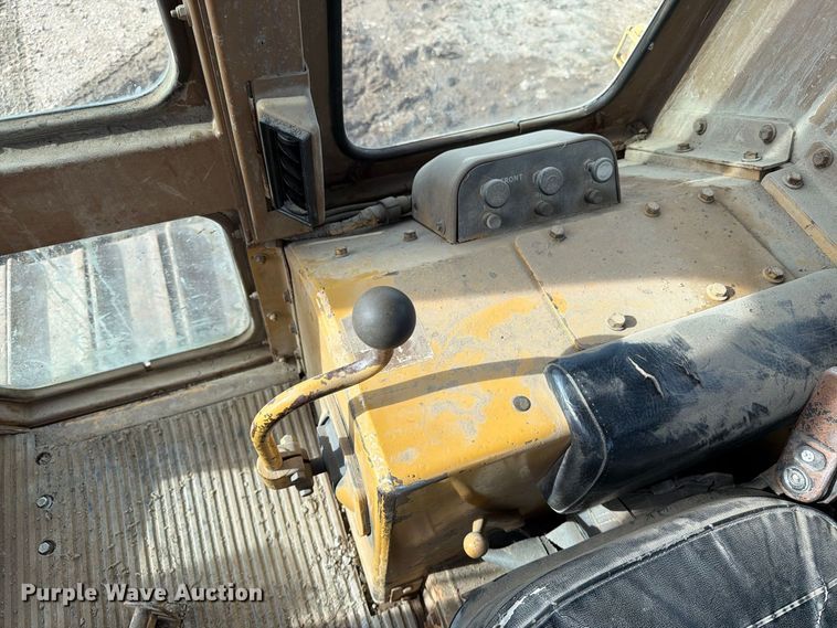 image for item EA0565 1984 Caterpillar D6D LGP dozer