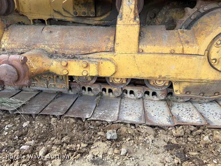 image for item EA0565 1984 Caterpillar D6D LGP dozer