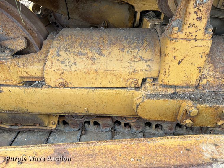 image for item EA0565 1984 Caterpillar D6D LGP dozer