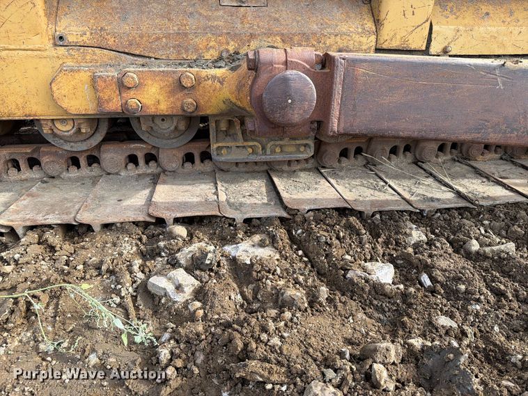 image for item EA0565 1984 Caterpillar D6D LGP dozer