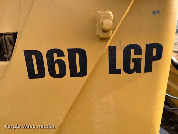 image for item EA0565 1984 Caterpillar D6D LGP dozer