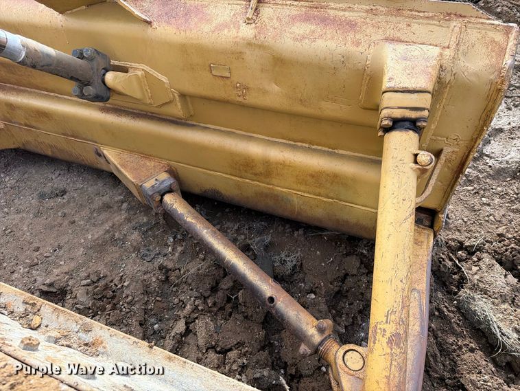image for item EA0566 1983 Caterpillar D6D LGP dozer