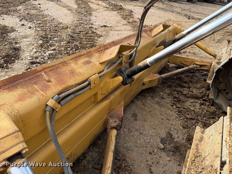 image for item EA0566 1983 Caterpillar D6D LGP dozer