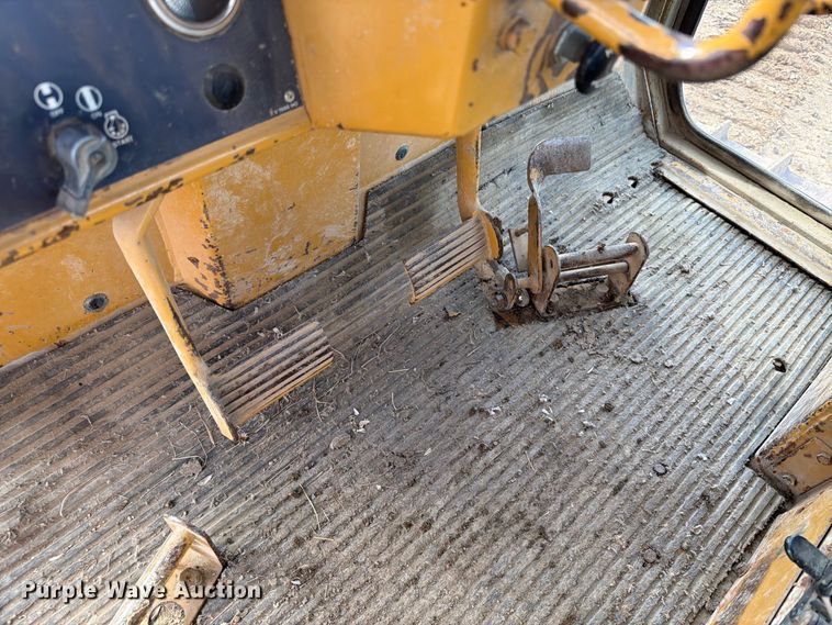 image for item EA0566 1983 Caterpillar D6D LGP dozer