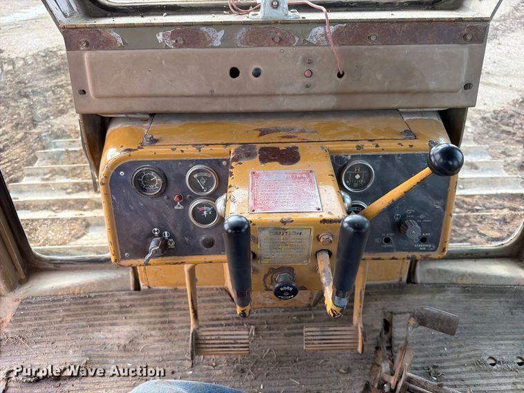 image for item EA0566 1983 Caterpillar D6D LGP dozer