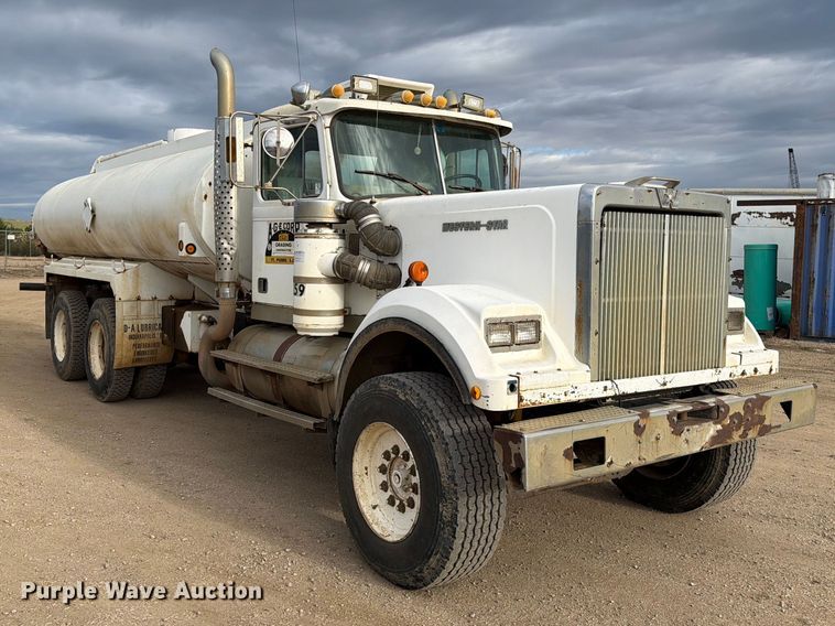 image for item EA0570 1985 Western Star 4900 water truck