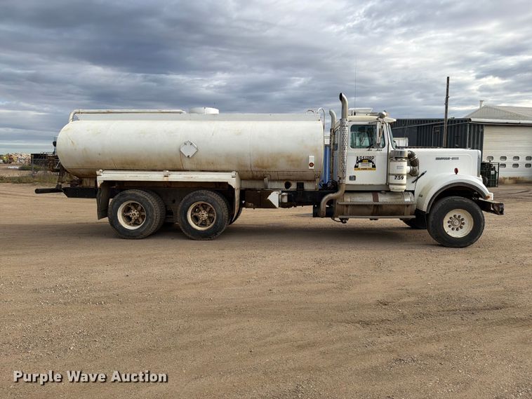 image for item EA0570 1985 Western Star 4900 water truck