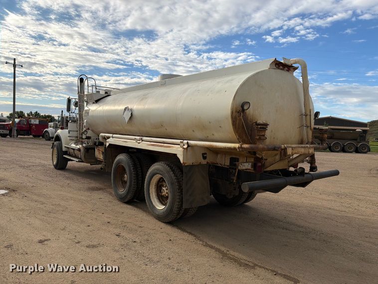 image for item EA0570 1985 Western Star 4900 water truck
