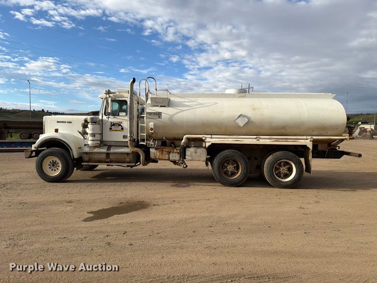image for item EA0570 1985 Western Star 4900 water truck