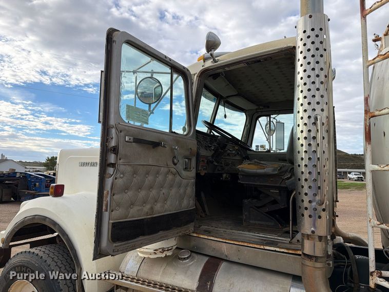 image for item EA0570 1985 Western Star 4900 water truck