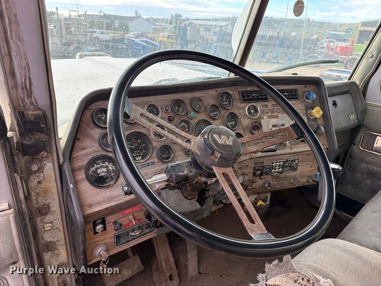 image for item EA0570 1985 Western Star 4900 water truck