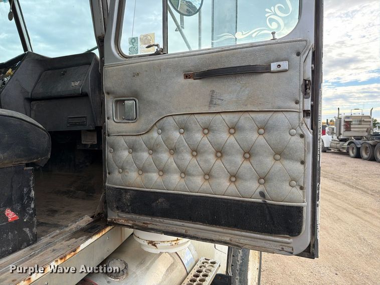 image for item EA0570 1985 Western Star 4900 water truck