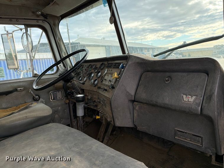 image for item EA0570 1985 Western Star 4900 water truck