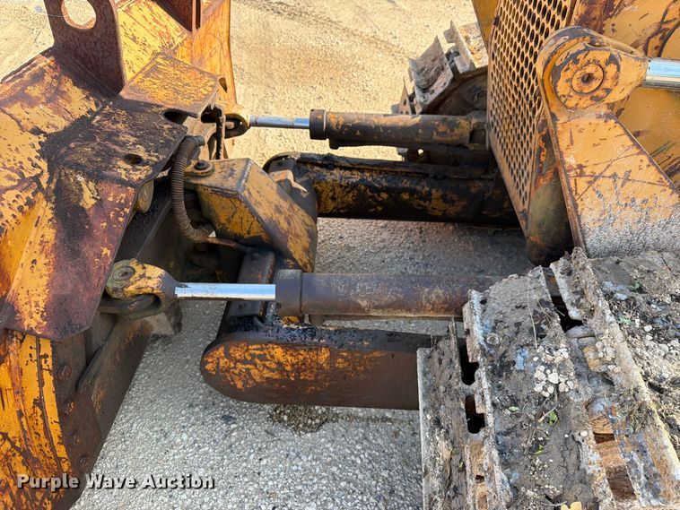 image for item EA7372 1995 Dressta TD-8H dozer