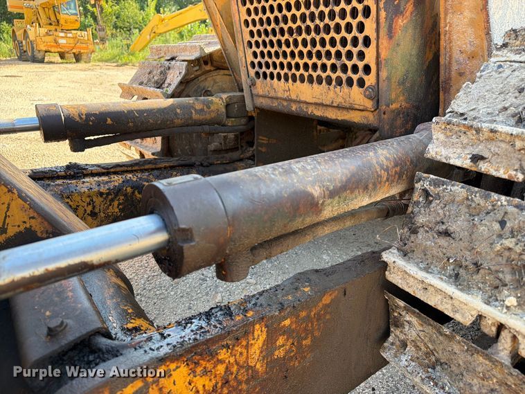 image for item EA7372 1995 Dressta TD-8H dozer
