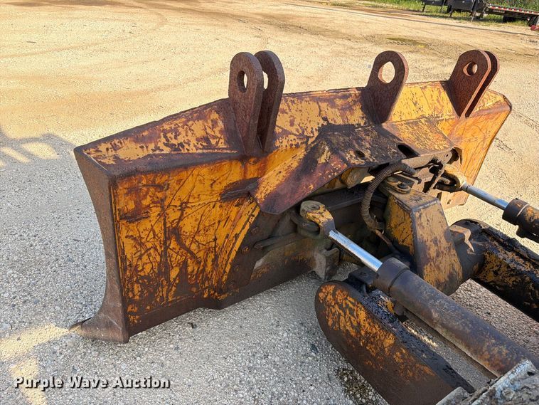 image for item EA7372 1995 Dressta TD-8H dozer