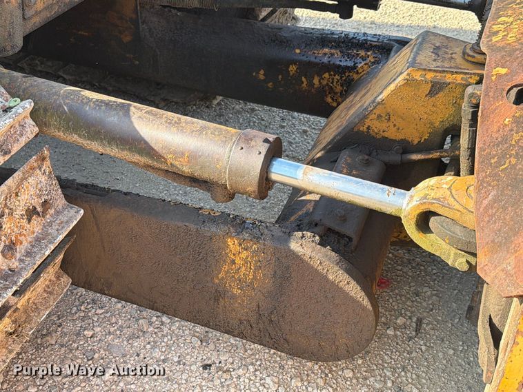 image for item EA7372 1995 Dressta TD-8H dozer
