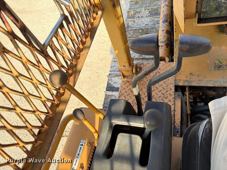 image for item EA7372 1995 Dressta TD-8H dozer