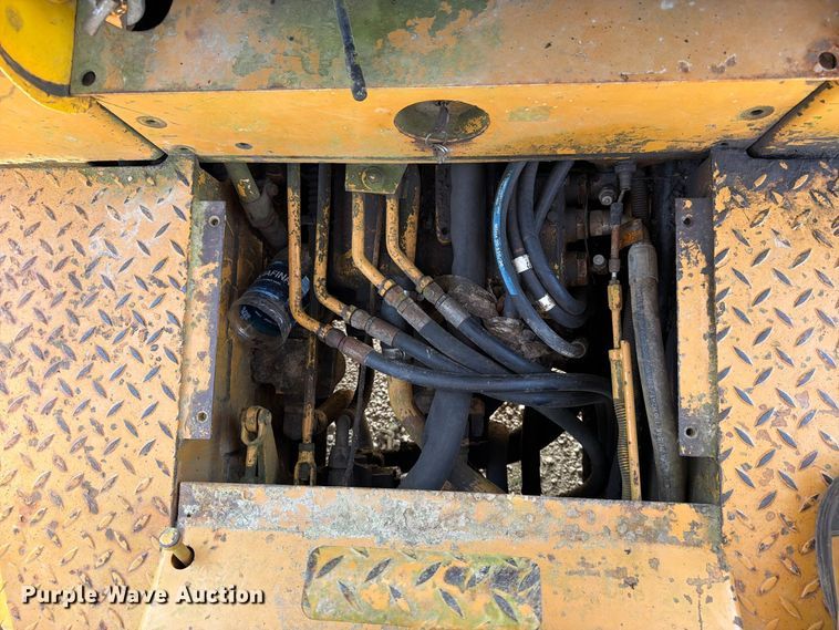 image for item EA7372 1995 Dressta TD-8H dozer