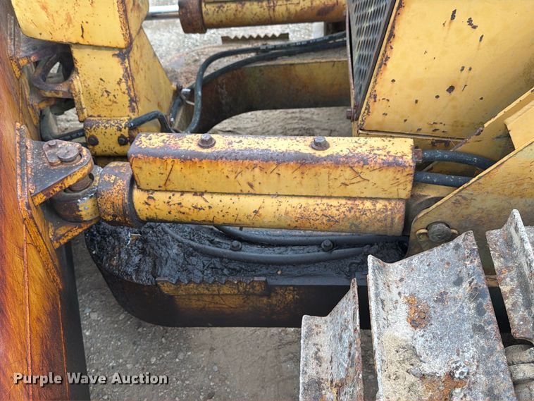 image for item EA7392 1995 Caterpillar D3C dozer