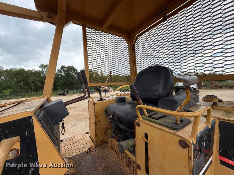 image for item EA7392 1995 Caterpillar D3C dozer