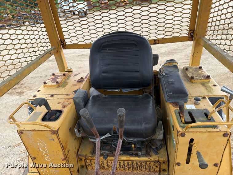 image for item EA7392 1995 Caterpillar D3C dozer