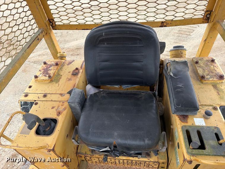 image for item EA7392 1995 Caterpillar D3C dozer