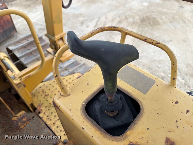 image for item EA7392 1995 Caterpillar D3C dozer