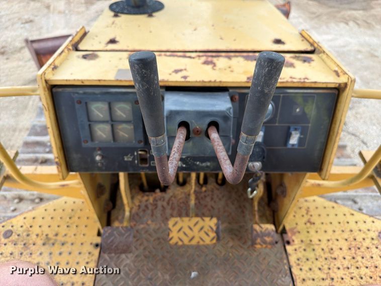 image for item EA7392 1995 Caterpillar D3C dozer