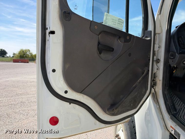 image for item EC4638 2016 Freightliner Business Class M2 bucket truck