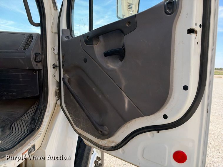 image for item EC4638 2016 Freightliner Business Class M2 bucket truck