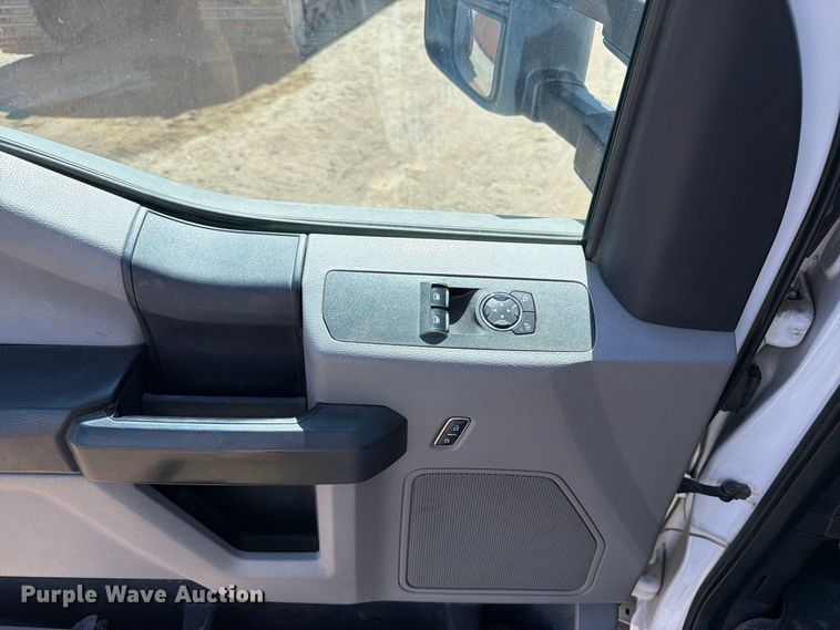 image for item ED0207 2017 Ford F550 Super Duty utility / service truck