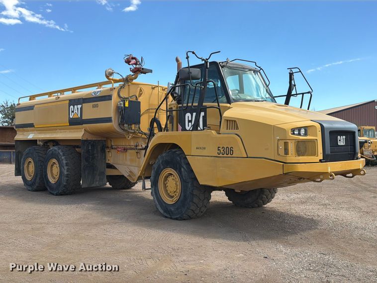 image for item ED0208 2015 Caterpillar 730C water wagon