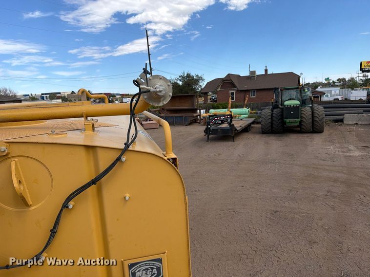 image for item ED0208 2015 Caterpillar 730C water wagon