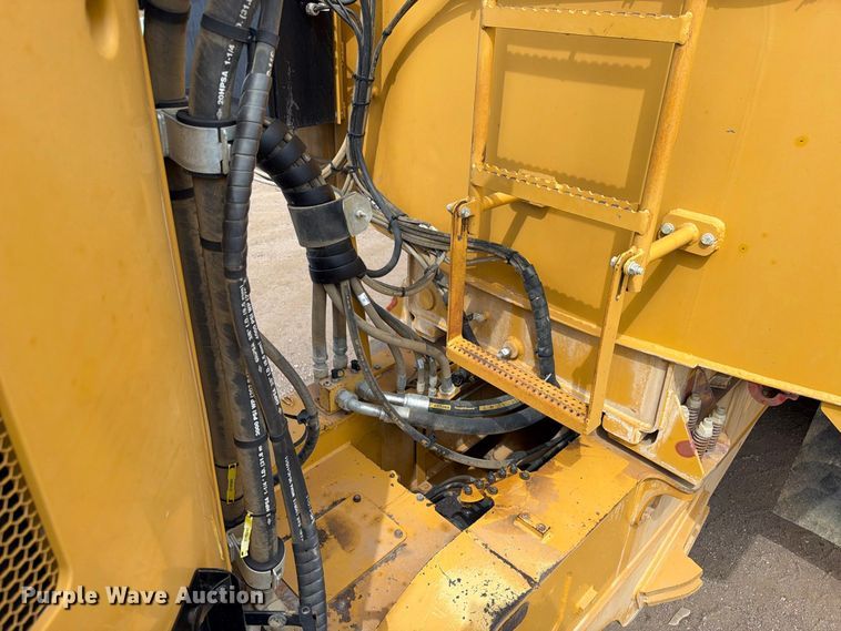 image for item ED0208 2015 Caterpillar 730C water wagon