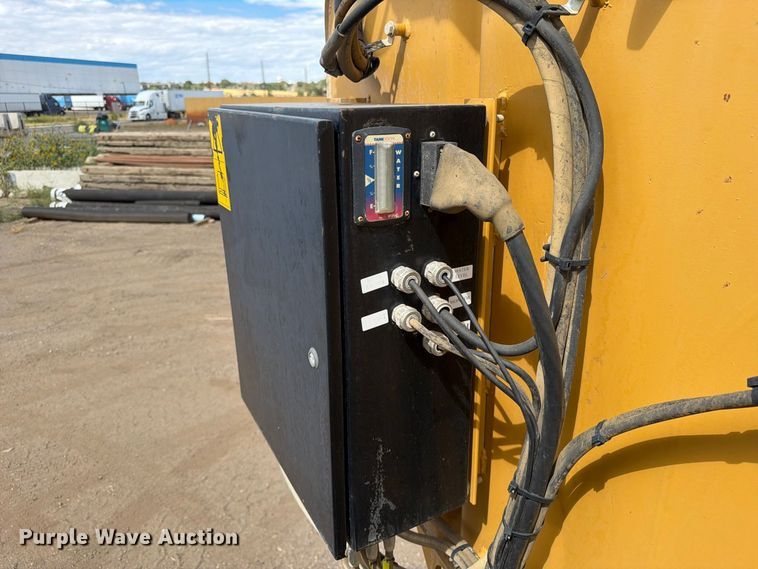 image for item ED0208 2015 Caterpillar 730C water wagon