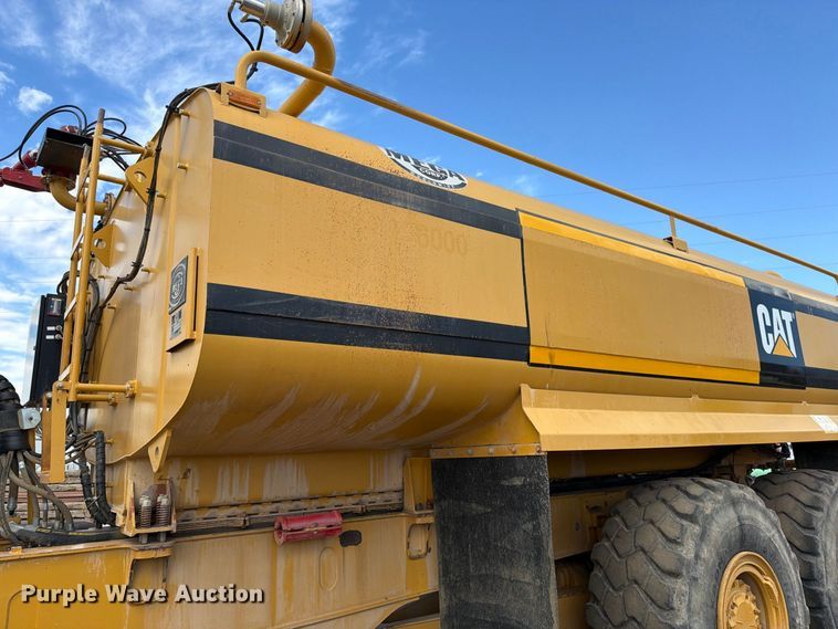image for item ED0208 2015 Caterpillar 730C water wagon