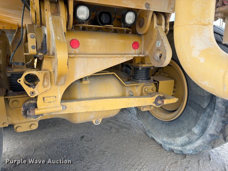 image for item ED0208 2015 Caterpillar 730C water wagon