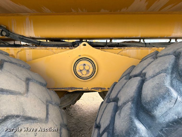 image for item ED0208 2015 Caterpillar 730C water wagon